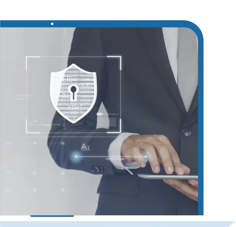 Person am Laptop, davor ein digitales Schutzschild mit Schlüsselloch.