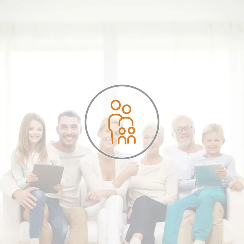 Drei Generationen einer Familie sitzen nebeneinander auf einem Sofa.