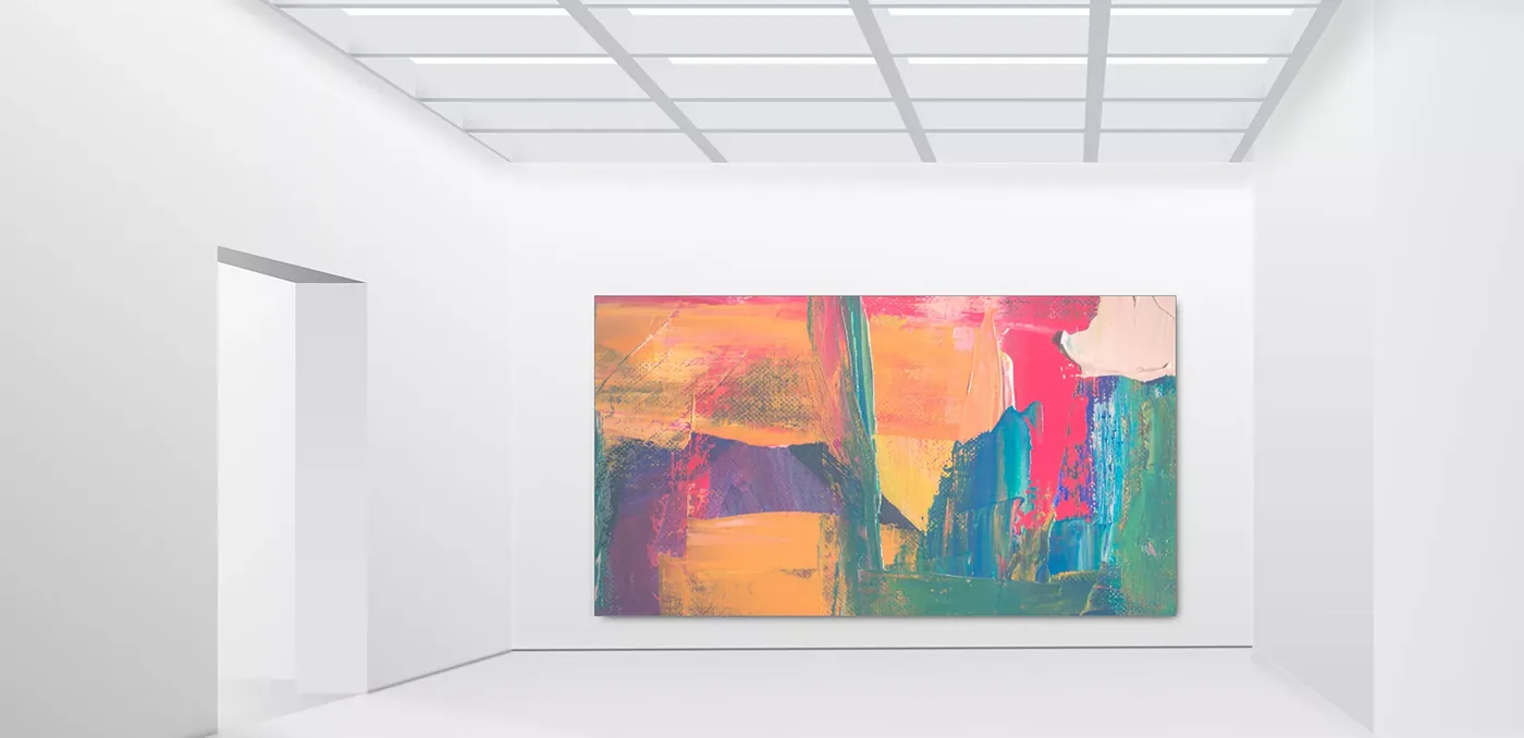 Heller Ausstellungsraum mit einem großformatigen abstrakten Gemälde an der Wand.
