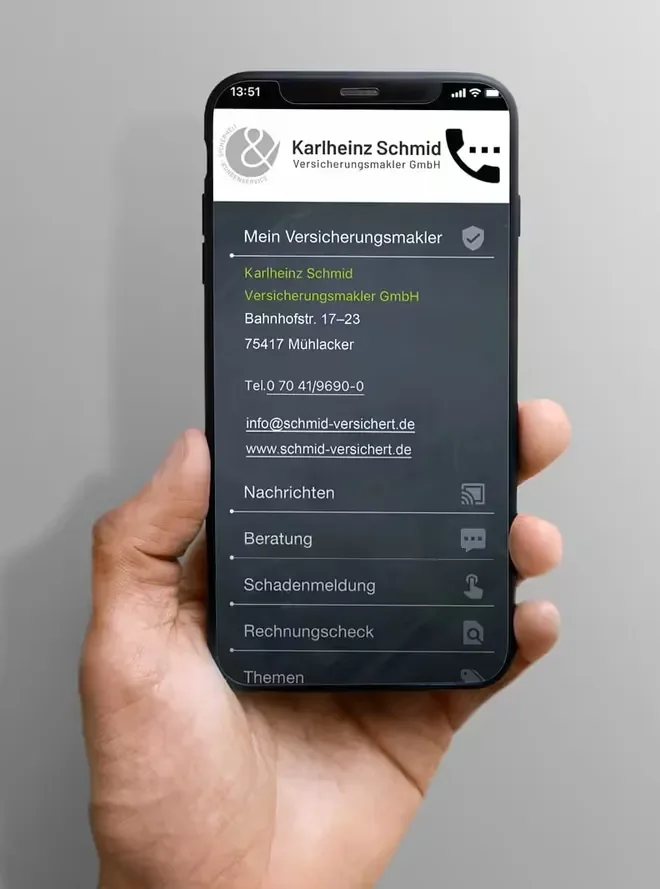 Eine Hand hält ein Smartphone, auf dem Bildschirm die Makler-App mit den Kontaktdaten der Karlheinz Schmid Versicherungsmakler GmbH und den Menüpunkten Nachrichten, Beratung, Schadenmeldung und Rechnungscheck.